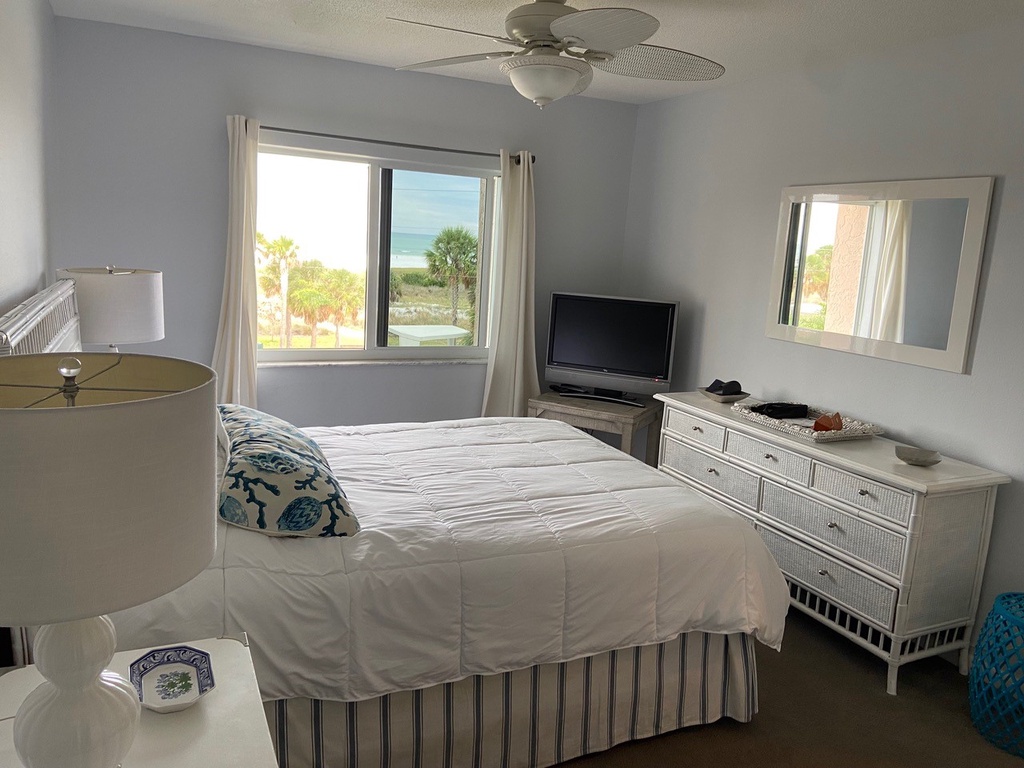 Primary Bedroom, Queen bed