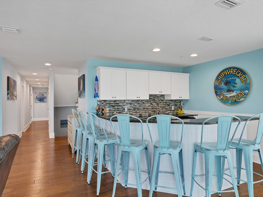 Stylish island for casual dining