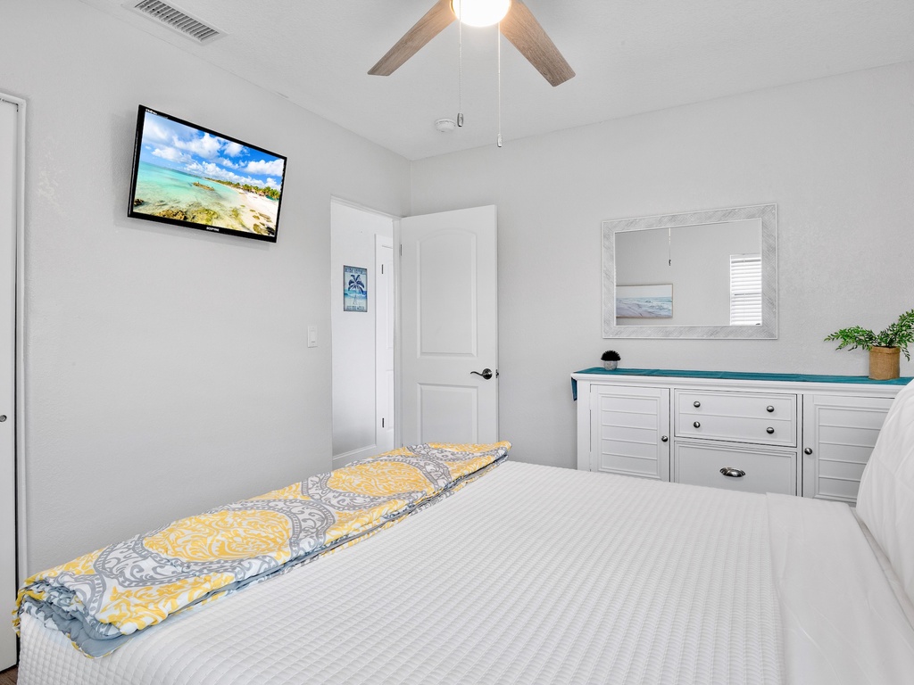Primary Bedroom, Queen bed
