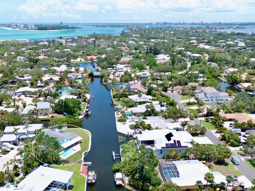 Leona Breeze by Tropical Sands Accommodations