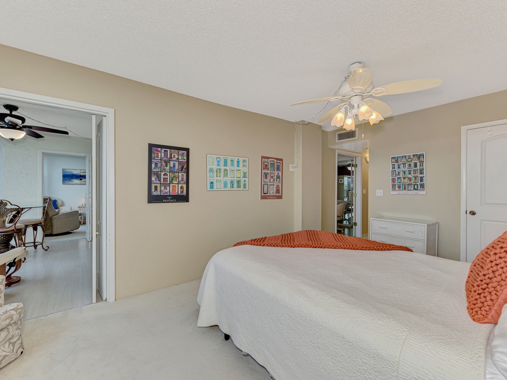 Primary Bedroom, Queen