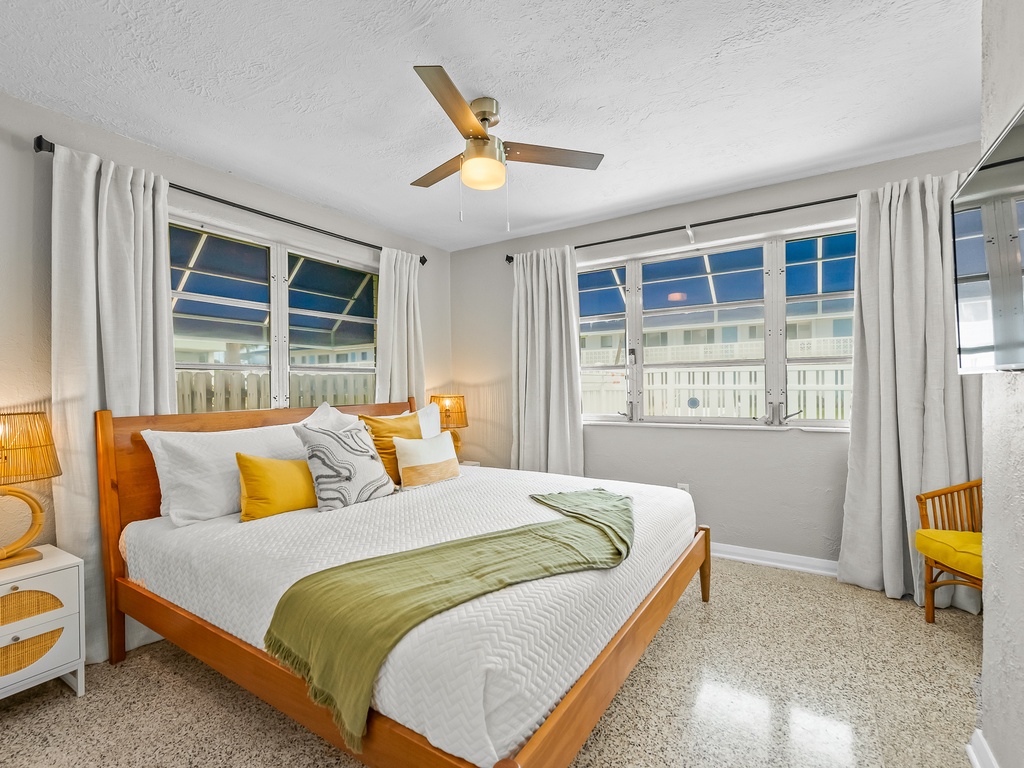 Fourth Bedroom (Second Cottage), King bed