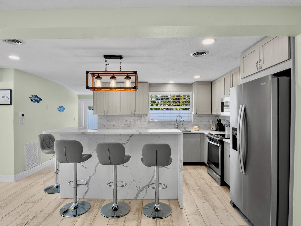 Fully equipped kitchen with breakfast bar