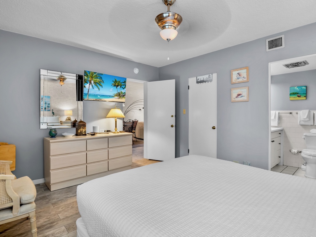 Second Bedroom, Queen bed