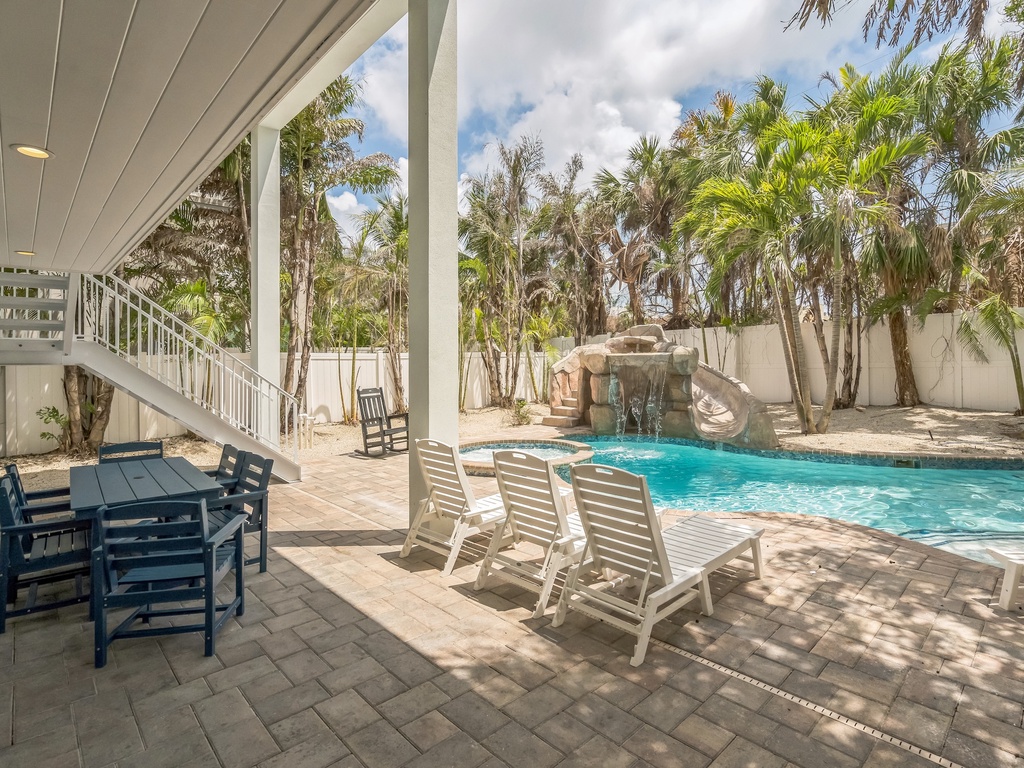 Poolside Dining, Loungers