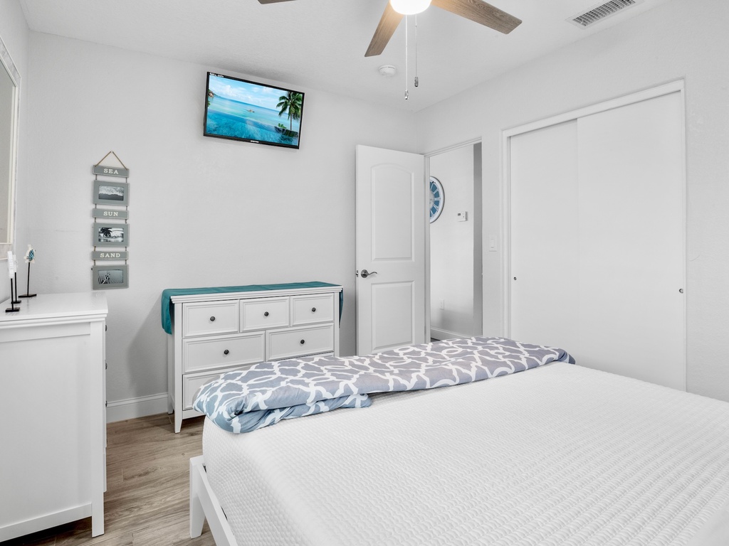 Primary Bedroom, Queen bed