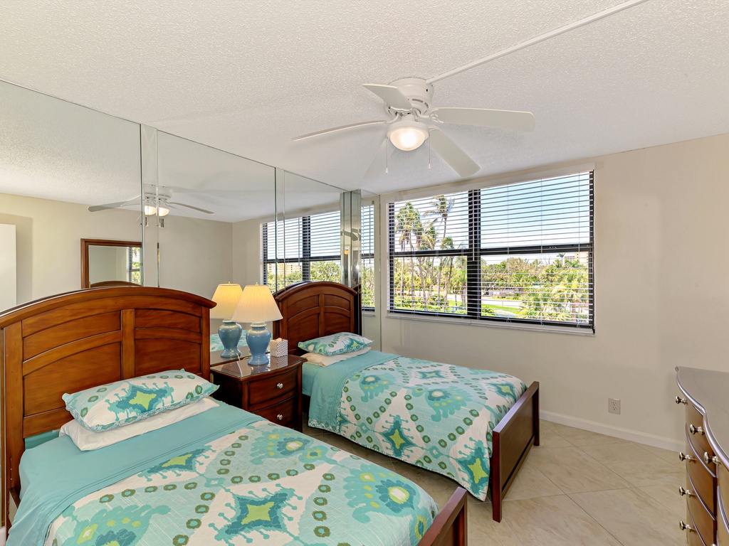 Guest Bedroom, Two Twin Beds