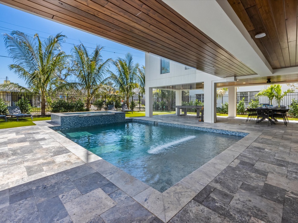Pool, Spa and Waterfall!