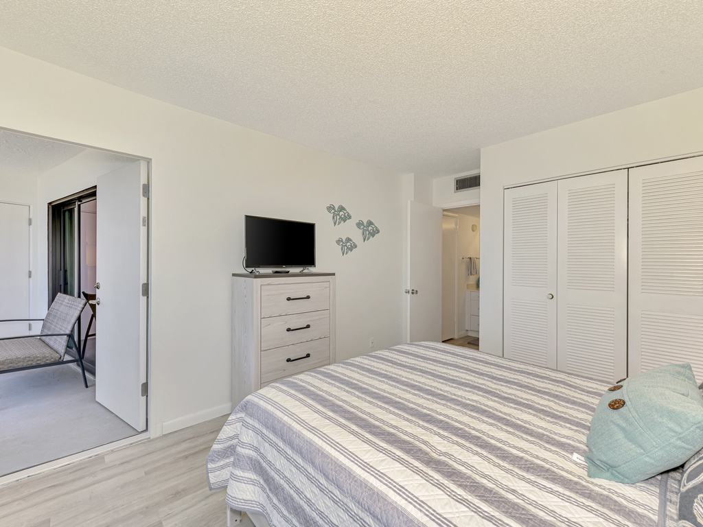 Second Bedroom, Queen bed