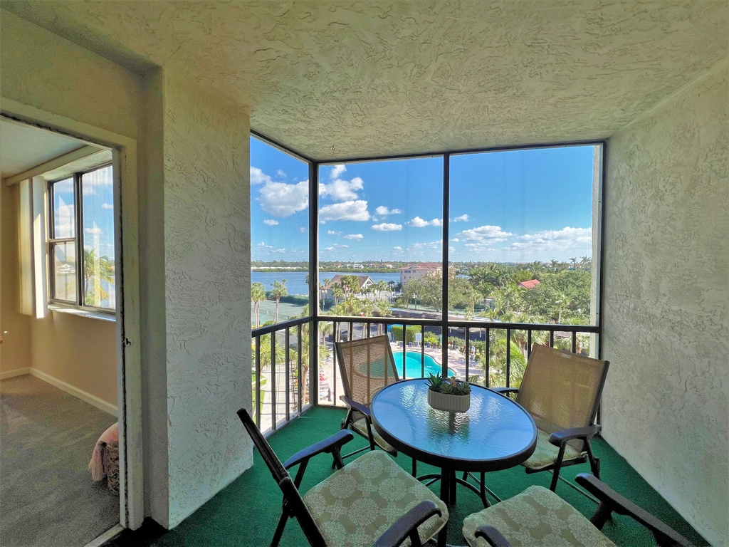 Screened-in Balcony Dining