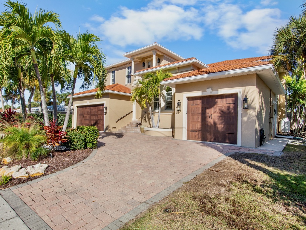 Treasure on the Canal by Siesta Luxury Rental Properties