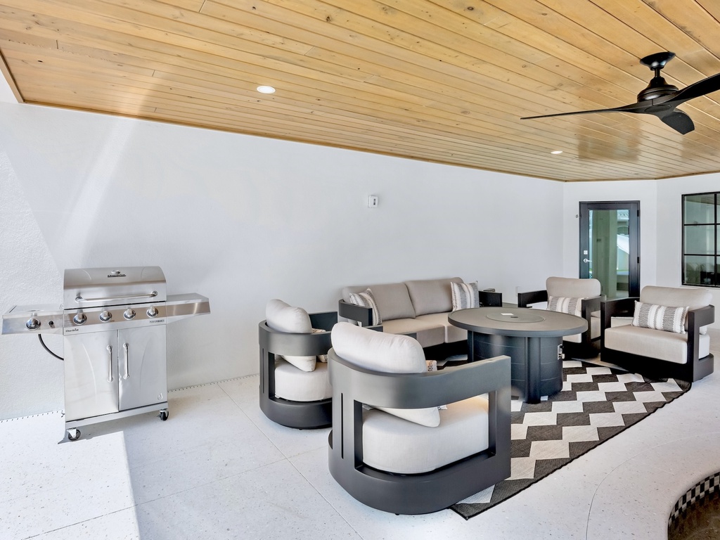 Outdoor Grill, Poolside Lounge Area