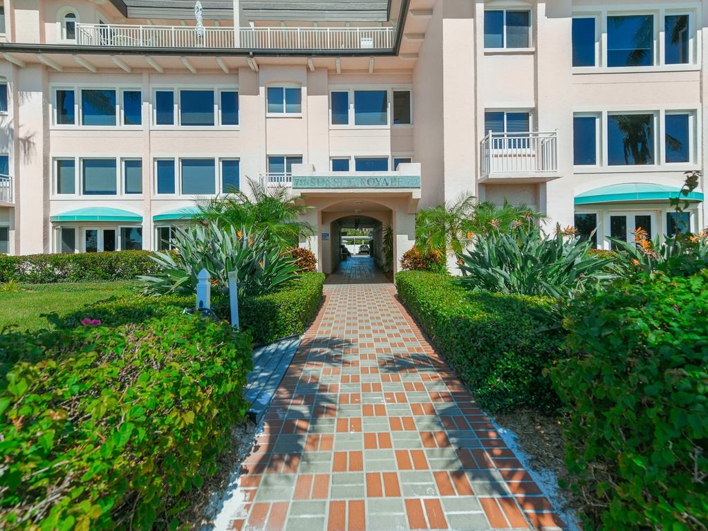 Sunset Royale - Tropical Sands Accommodations