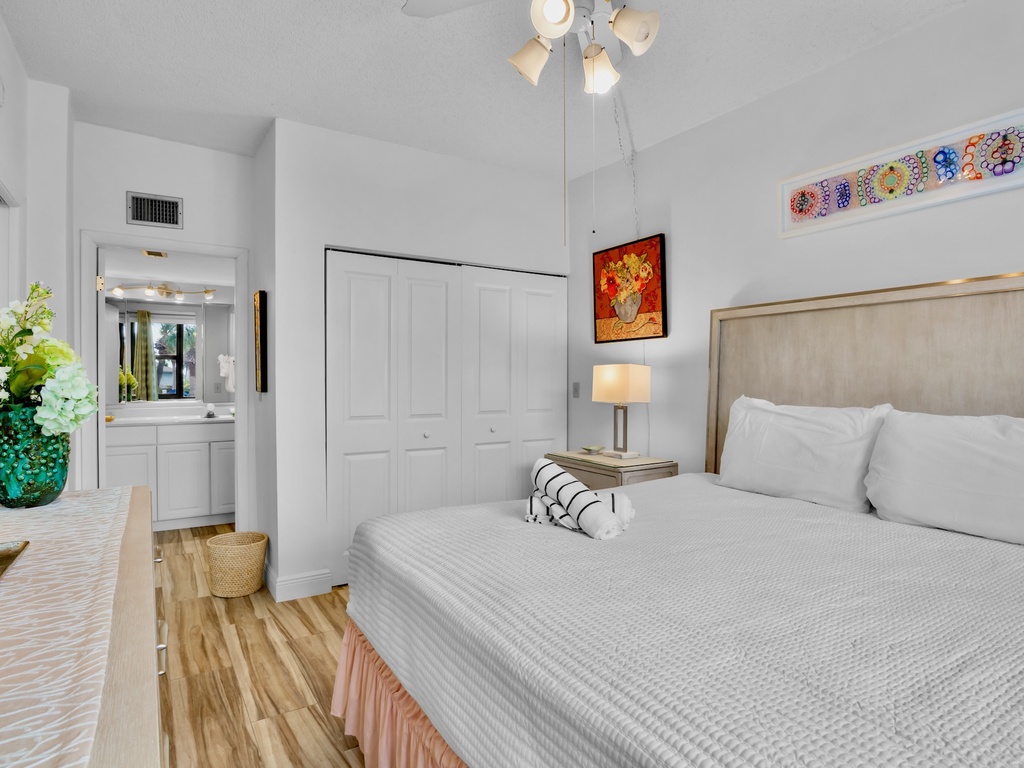 Second Bedroom, Queen bed