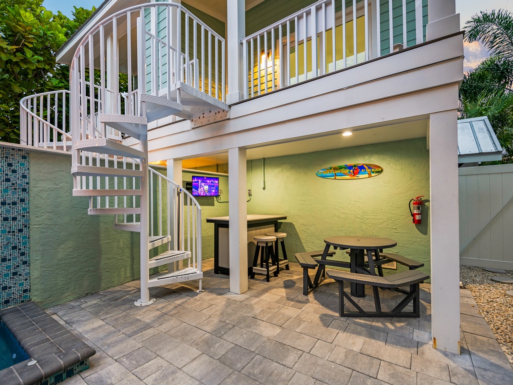 Outdoor Dining and Bar Seating