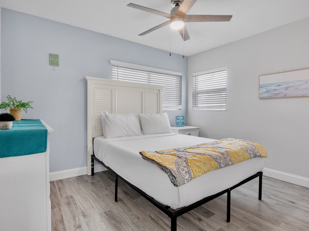 Primary Bedroom, Queen bed