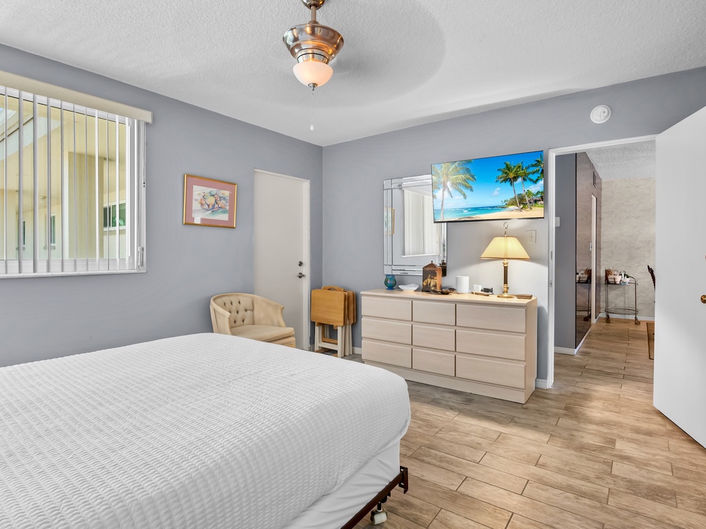 Second Bedroom, Queen bed
