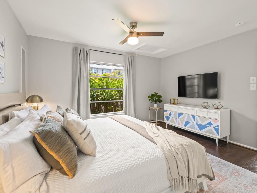 Primary Bedroom (Main Cottage), King bed with TV