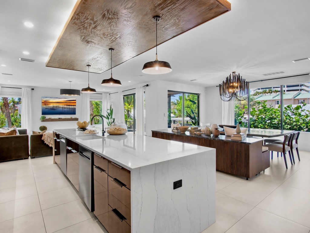 Fully Equipped Kitchen with Island