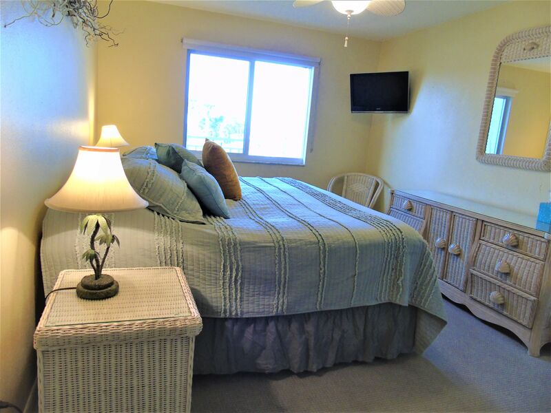 Primary Bedroom, Queen bed