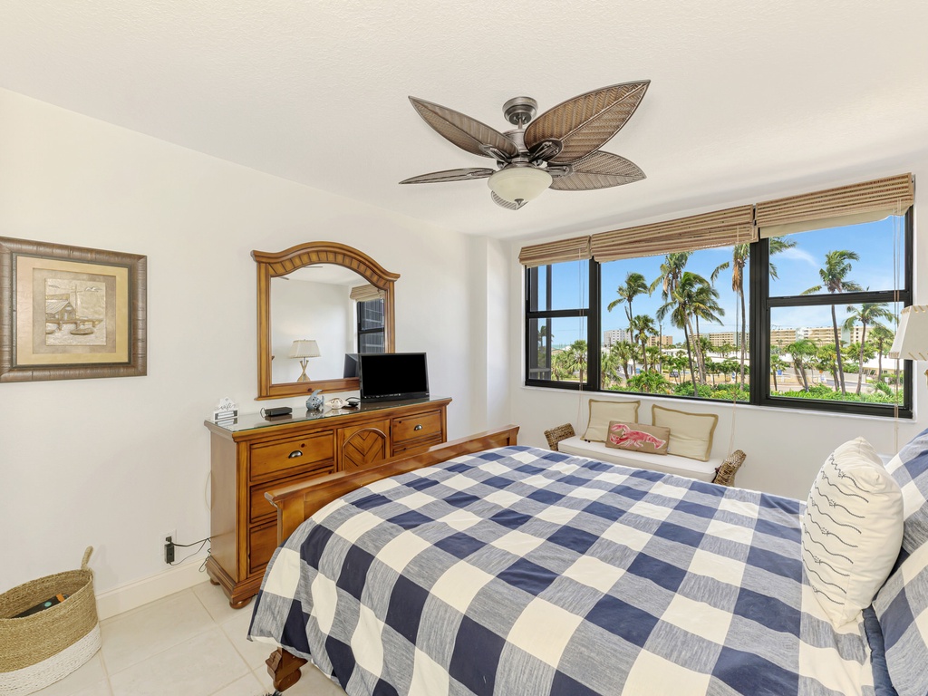 Second Bedroom, Queen