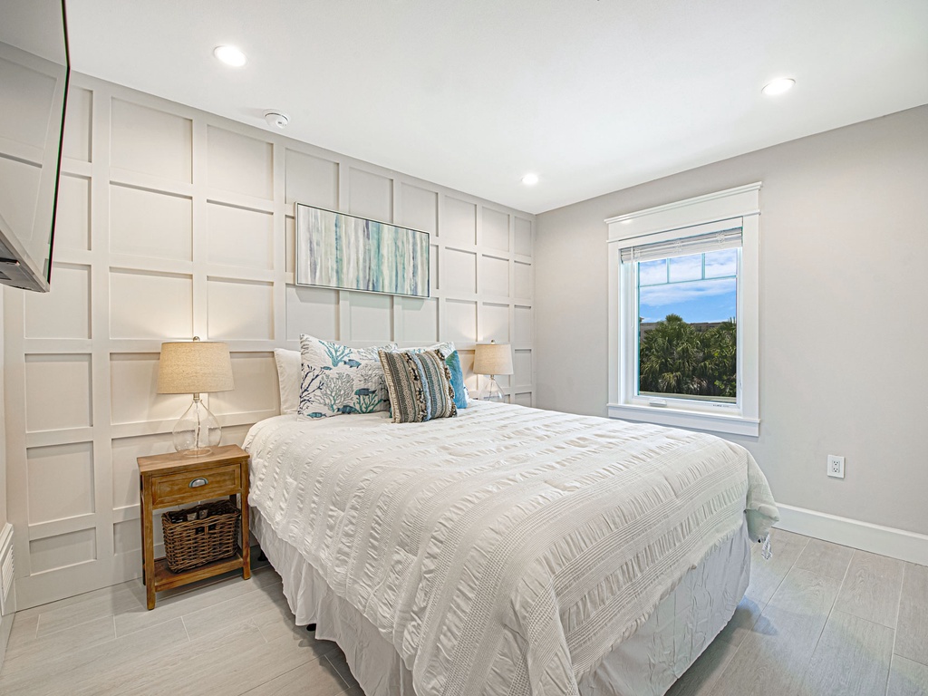 Seventh Bedroom (2nd Floor), Queen Bed with En Suite Bath
