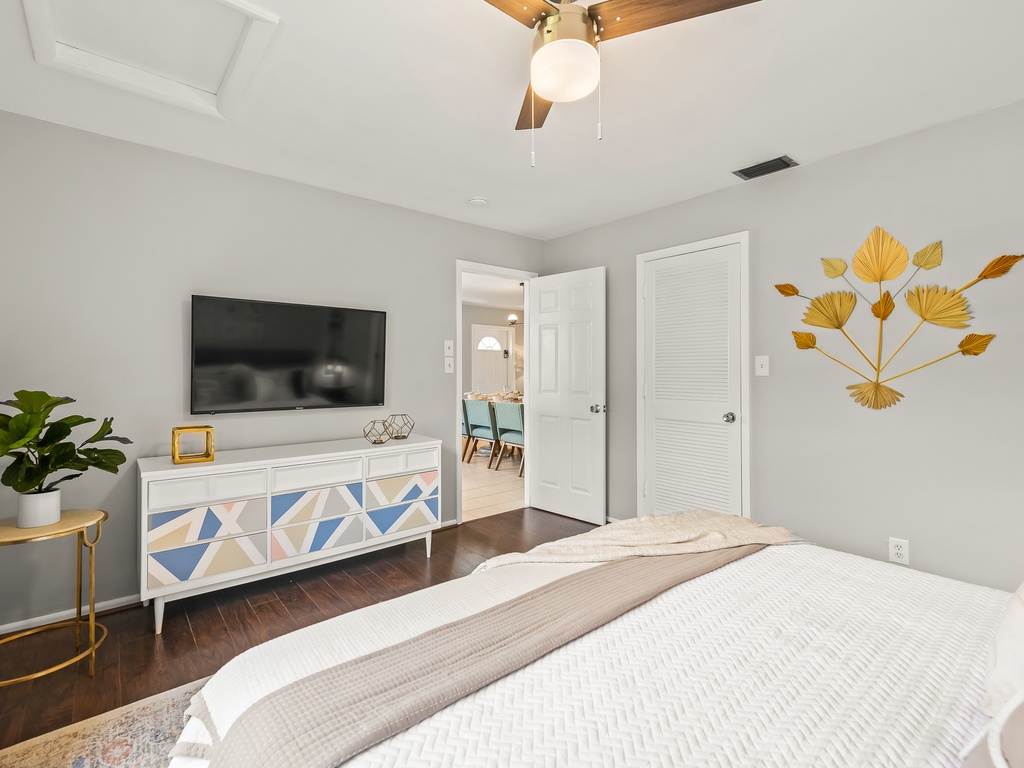 Primary Bedroom (Main Cottage), King bed with TV