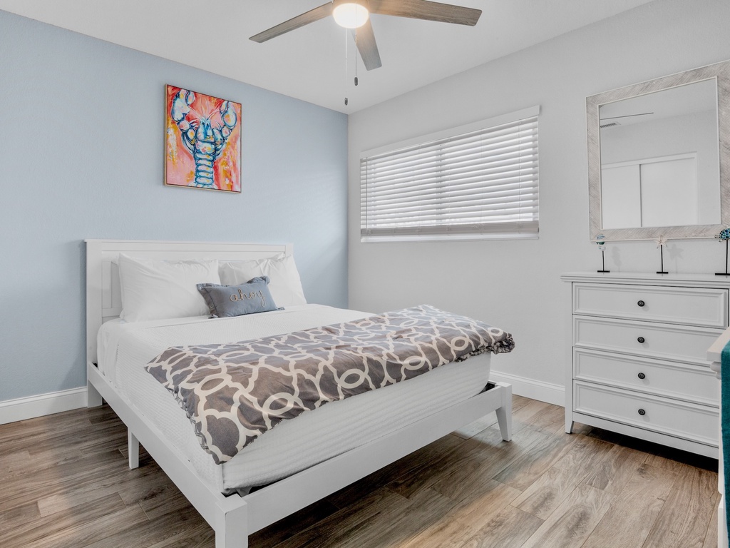 Primary Bedroom, Queen bed