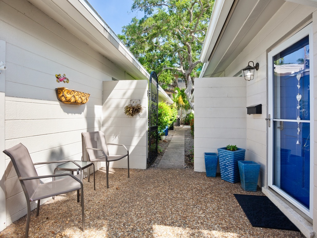 Front Entrance, Outdoor Seating