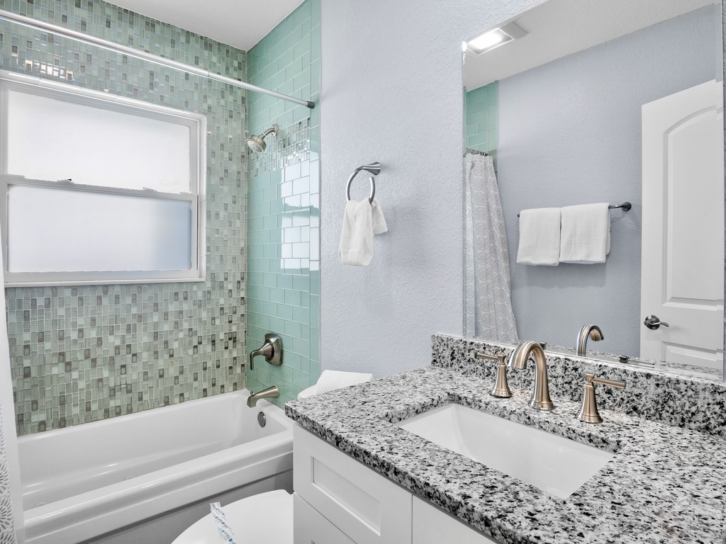 Hall Bathroom with shower/tub combo