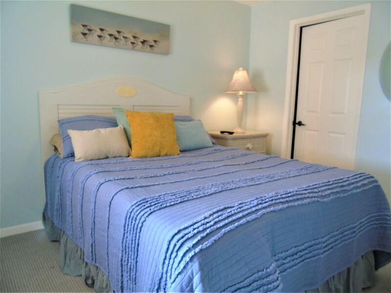 Guest Bedroom, Queen bed
