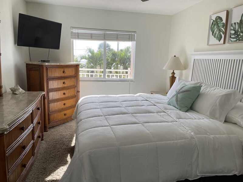 Primary Bedroom, Queen bed