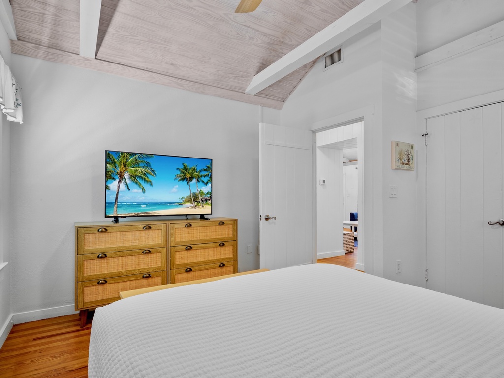 Second Bedroom, Queen bed with TV