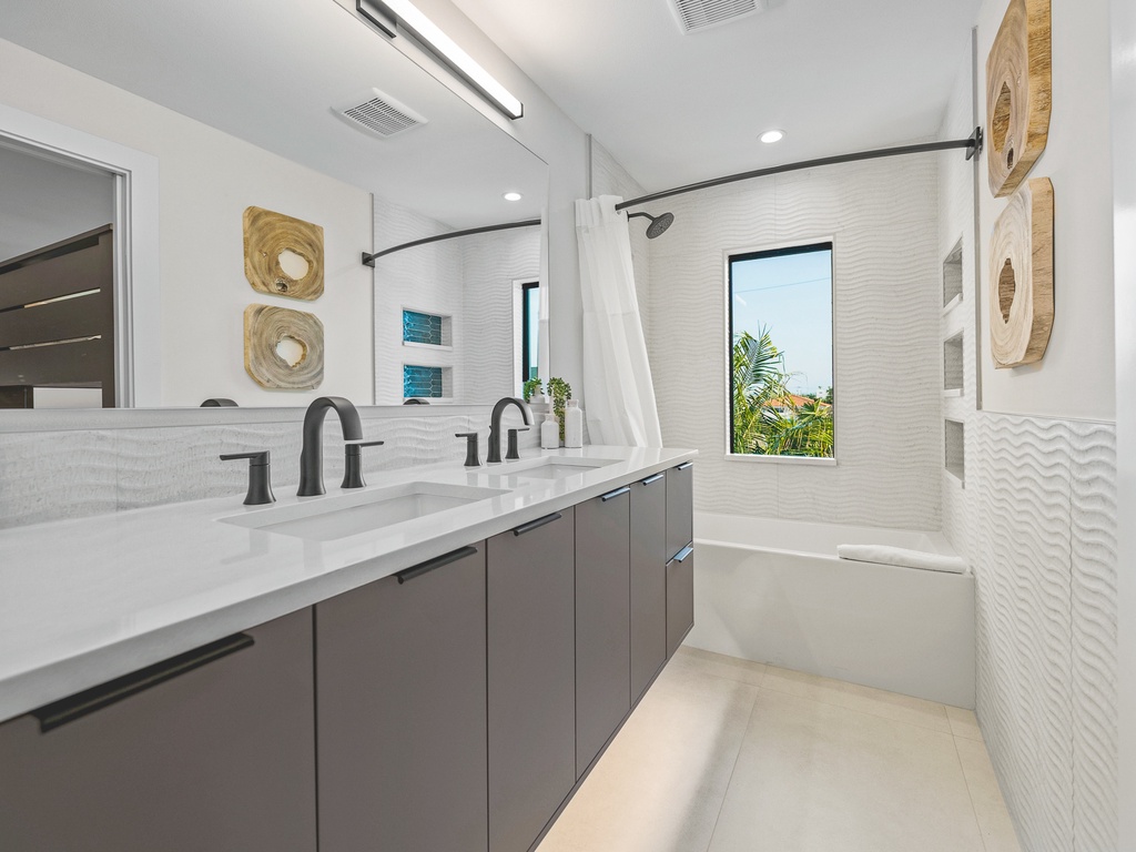 Fifth Bedroom, Ensuite Bathroom