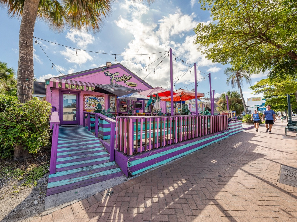 Close to Desserts and restaurants