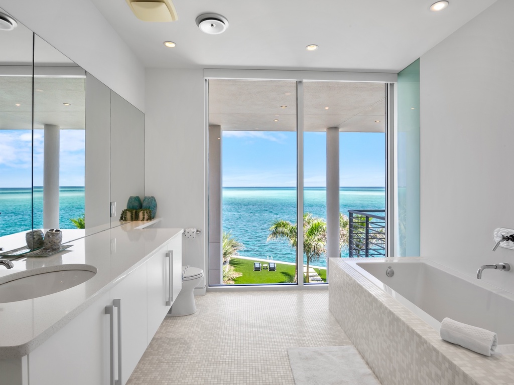 Second Ensuite Bathroom, with direct Gulf views from the tub!