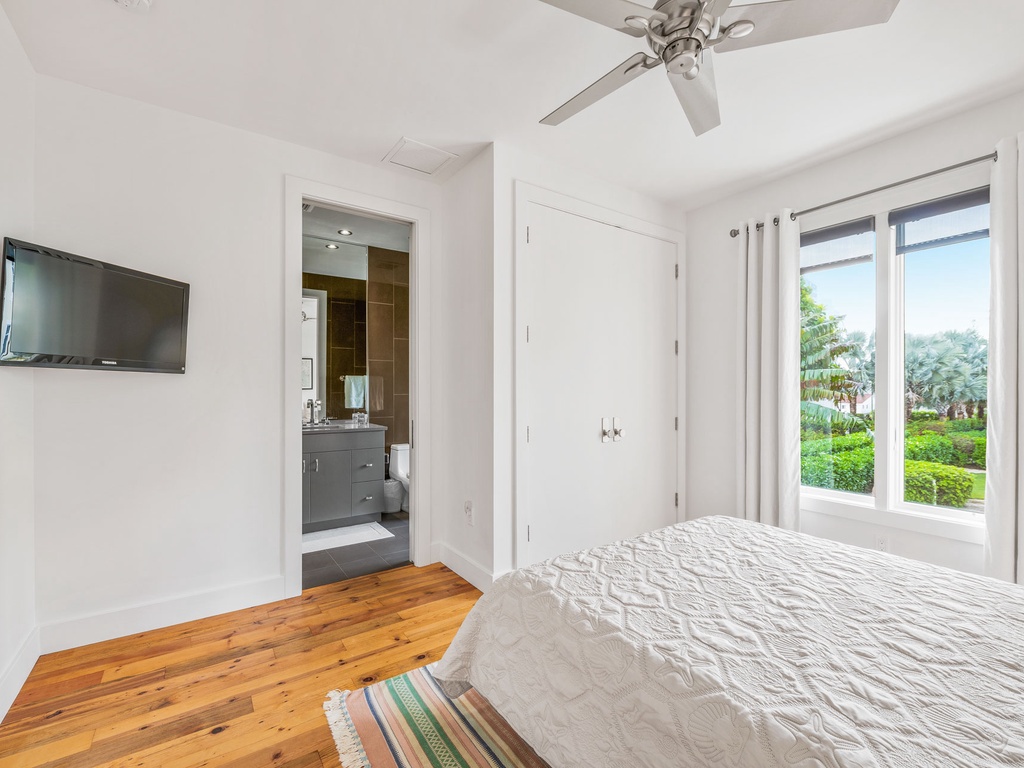 Bedroom 2 - Queen Bed with En Suite Bathroom