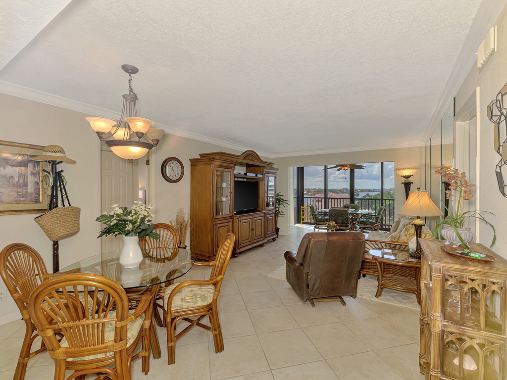 Harbor Towers 605