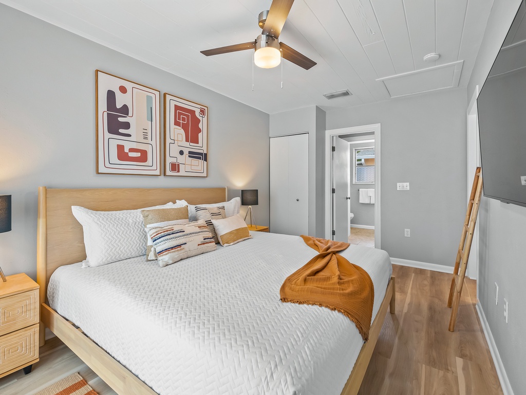 Third Bedroom (Second Cottage), King bed