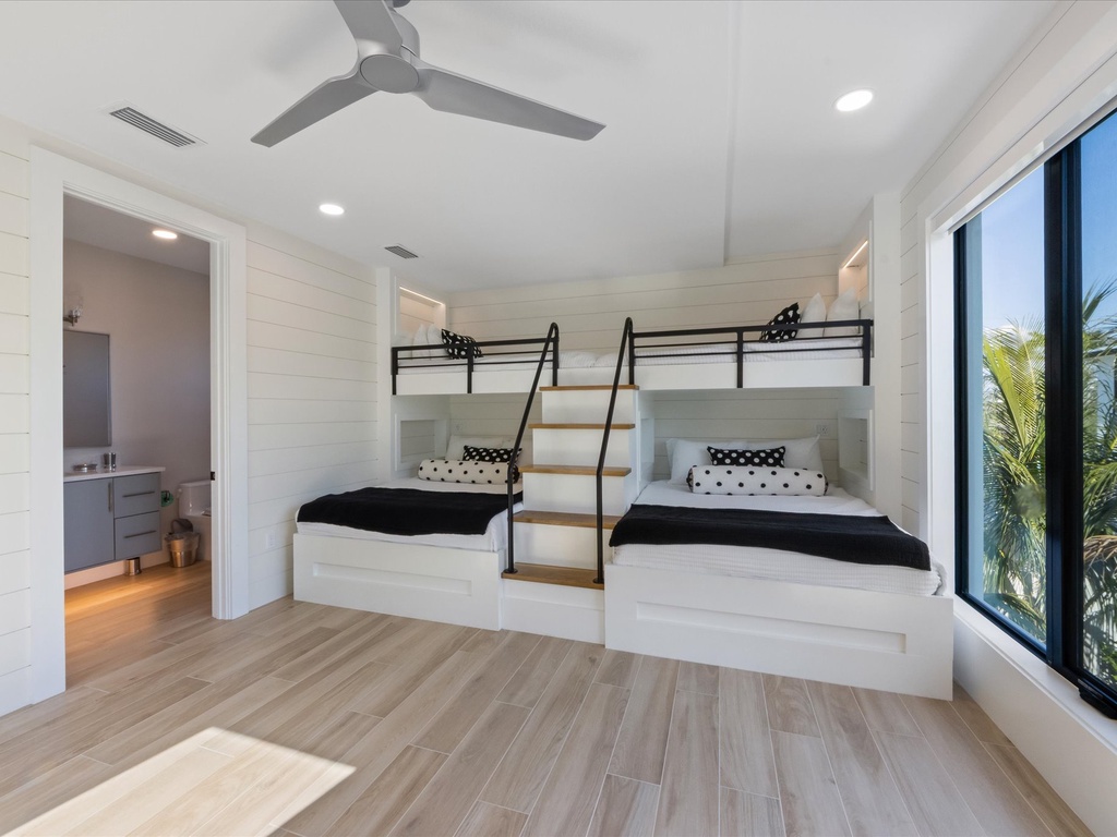 Sixth Bedroom, Two Twin/ Full Bunks