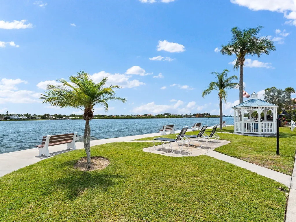 Lounge Chairs - Harbor Towers