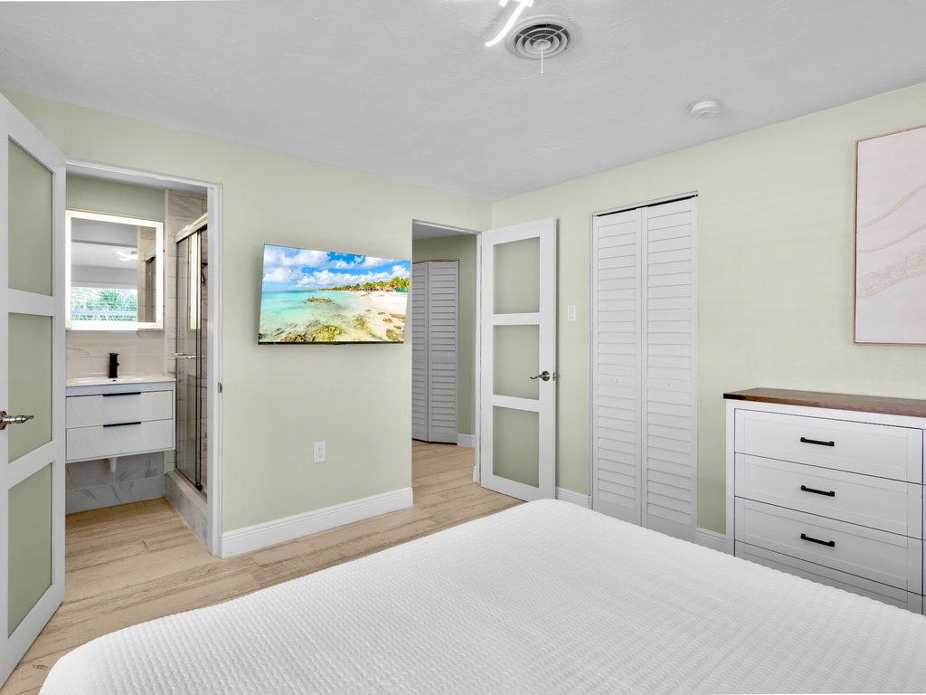 Second Bedroom, Queen bed