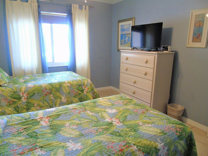 Guest Bedroom: Two twin beds