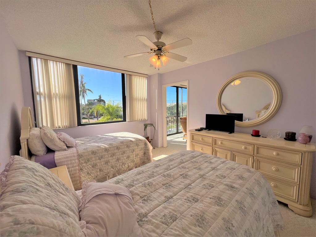 Second Bedroom, Two Twin beds