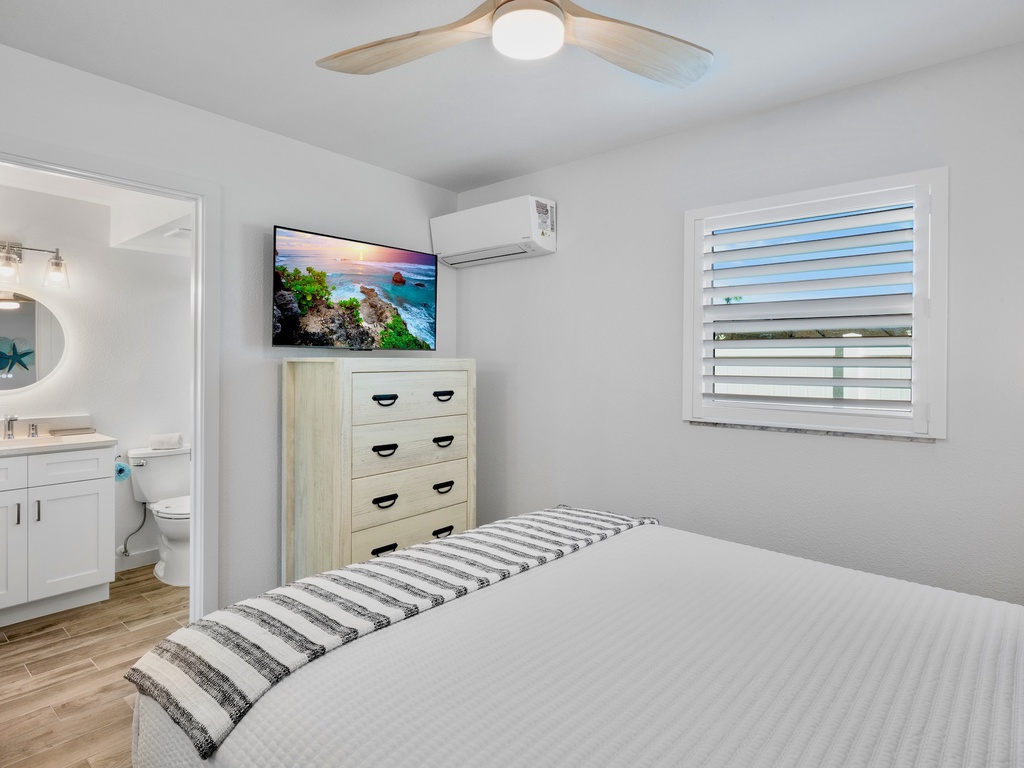 Primary Bedroom - Queen