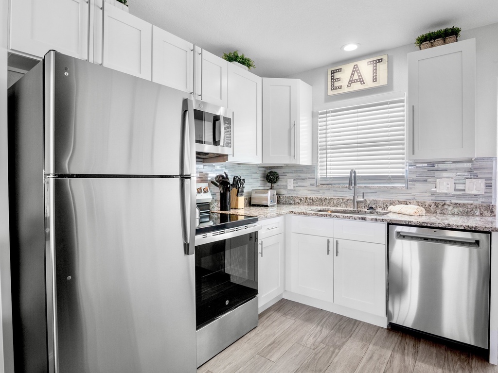 Fully Equipped Kitchen with Island
