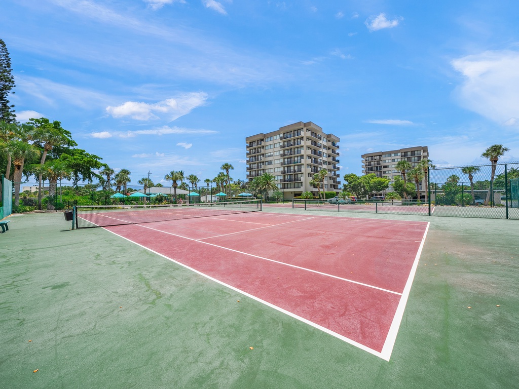 Our House at the Beach, Tennis Court with Pickleball Lines. Racket provided at the office