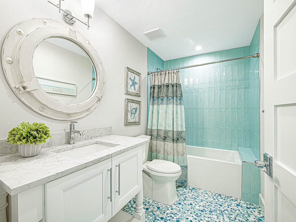 Seventh Bedroom (2nd Floor), Ensuite Bath with Tub/Shower Combo