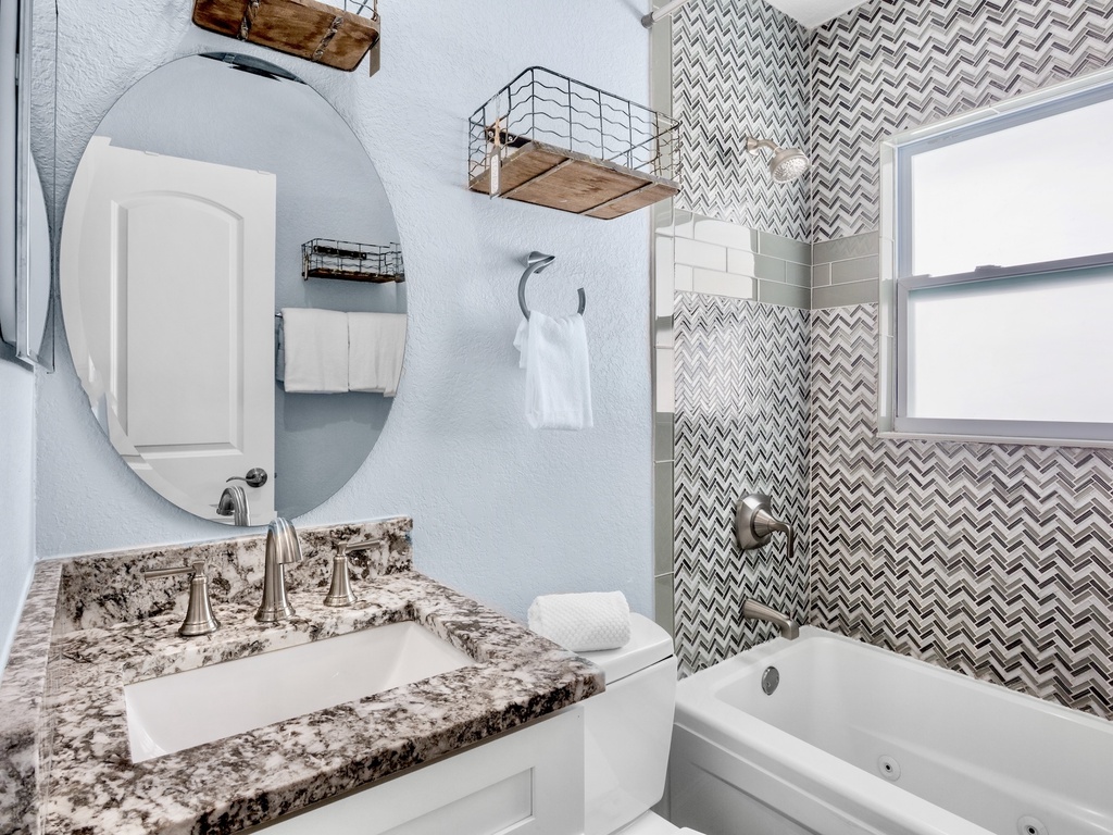 Hall Bathroom with shower/tub combo