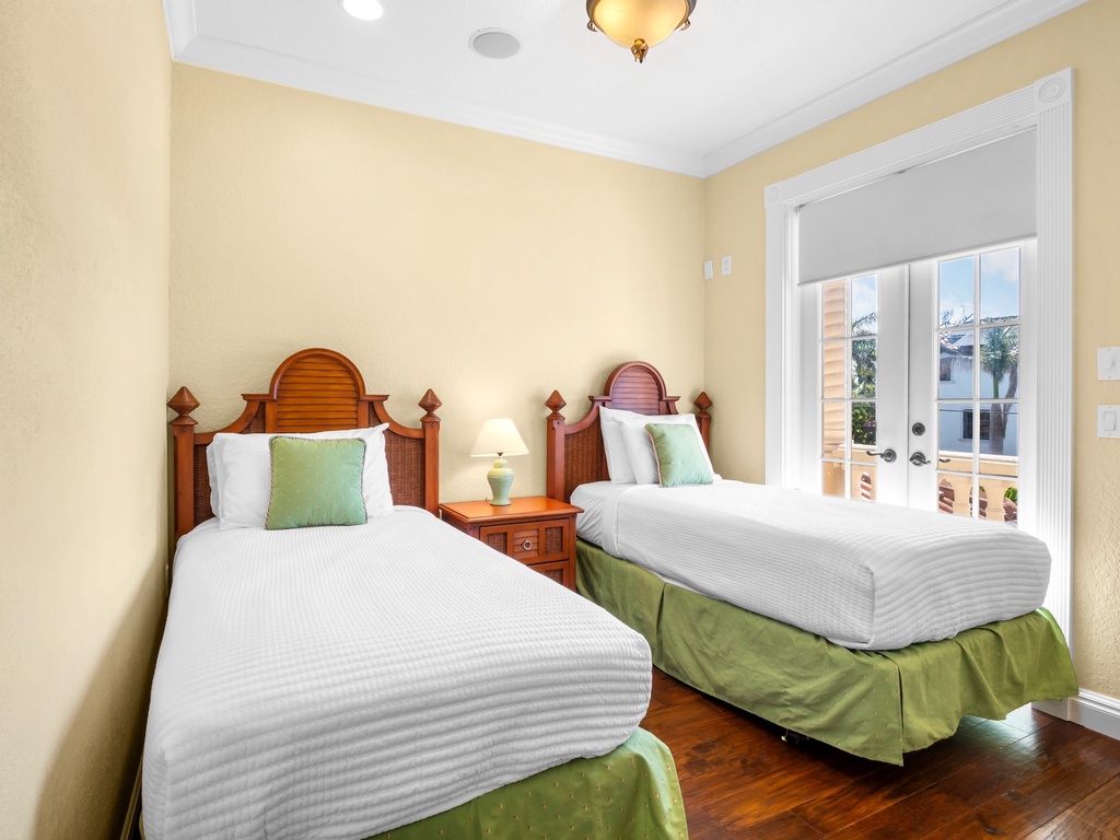 Bonus Room (2nd floor), Two twin beds